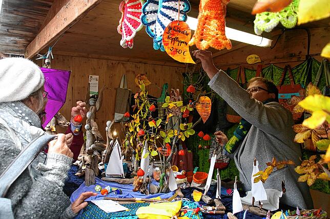 An den herbstlich dekorierten Verkaufsständen in Lautenbach wird wieder Selbstgemachtes verkauft.