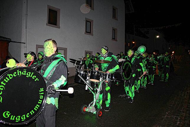 Farbenprächtig kamen die Guggenmusiken beim Nachtumzug in Bettmaringen daher, im Bild die Schtudehägler Detzeln.