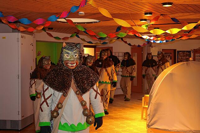 Die Wolfbach-Rolli Pfaffenweiler ziehen in die Kindertagesstätte ein, um die Kinder zu befreien.