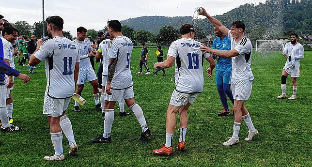 Erleichterung: Die Spieler des SV BW Murg siegten 4:2 beim SV Herten und feierten ihren Ligaverbleib.