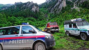 Einsatzfahrzeuge von Polizei, Feuerwehr und Bergrettung stehen am 04.06.2017 bei Trofaiach, Steiermark in Österreich. Nun ist ein ...