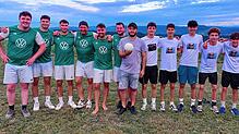 Die Mannschaften Le Dodgers und MK2, die sich im Finale des Völkerballturniers gegenüberstehen, mit Schiedsrichter Pedro Coelho. Foto: ...