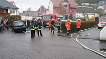 Arbeitsteilung: Die Abteilung Göggingen baut den Löschangriff auf, die Abteilung Krauchenwies kümmert sich um die eingeklemmte Person.