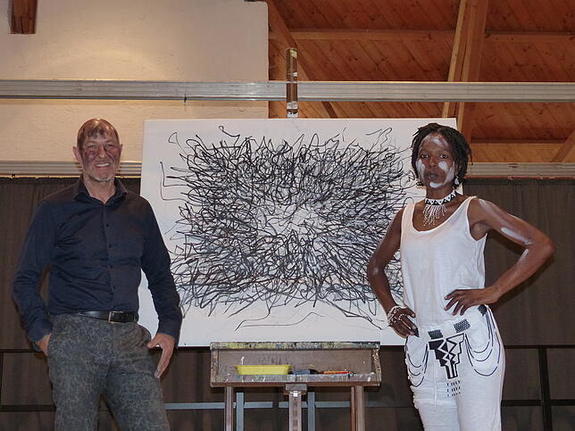 Pedro Krisko und Thobela Ndywili nach ihrer Performance. Zu den Liedern der Sängerin entstand das Bild des Künstlers. Bild: Michael ...