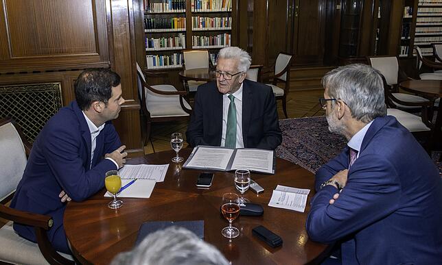 Winfried Kretschmann im Gespräch mit unseren Korrespondenten Michael Schwarz (links) und Peter Reinhardt.