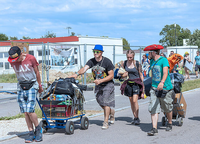 Tausende von Musikfans machen sich jährlich mit Sack und Pack auf den Weg nach Neuhausen.