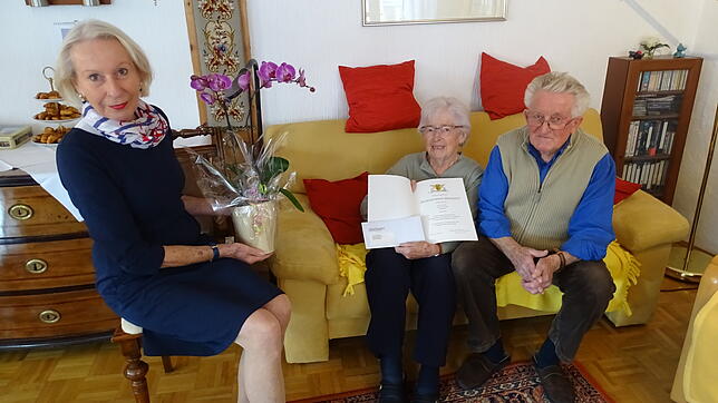 Stadträtin Kristin Müller-Hauser (links) gratulierte Doris und Ernst Bär im Namen der Stadt zur diamanten Hochzeit.