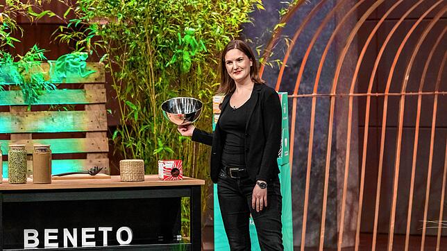 Lara Schuhwerk aus Singen präsentiert bei der Vox-Sendung &bdquo;Höhle der Löwen&ldquo; ihr Start-up Beneto Foods: eine Pasta, die ...