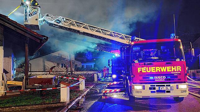 Beide Drehleitern wurden auch bei den Nachlöscharbeiten am Dach eingesetzt.