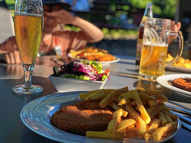Als Abschluss des Strandtags in Iznang gibt es ein leckeres Abendessen auf der großen Restaurant-Terrasse mit unschlagbarem Blick auf ...