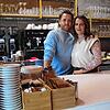 Luciano und Maria Bennardo in ihrer neuen Gelateria Bennardo, eine Eisdiele mit Café, am Herz-Jesu-Platz im ehemaligen Unverpackt-Laden.