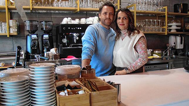 Luciano und Maria Bennardo in ihrer neuen Gelateria Bennardo, eine Eisdiele mit Café, am Herz-Jesu-Platz im ehemaligen Unverpackt-Laden.