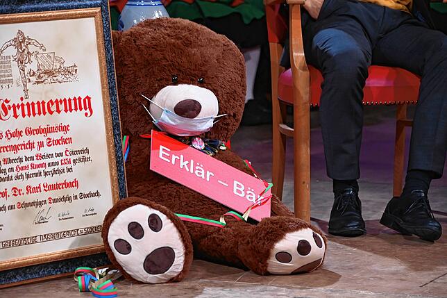 Karl Lauterbach bekommt einen Erklär-Bär.