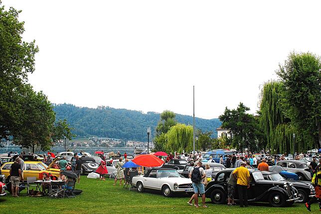 Trotz des etwas unsicheren Wetters kommen am Samstag viele Schaulustige zum Oldtimertreffen. Auch die Fahrzeugbesitzer selbst nutzen die ...