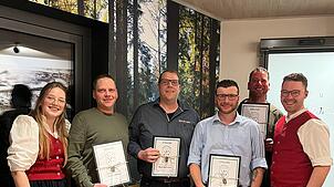 Die Landjugendvorsitzende Leni Wolf (links) und Joshua Klenk (rechts) ehren Michael Maute, Daniel Kaltenbach, Markus Käfer und Philipp ...