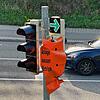 Ein grüner Blechpfeil ersetzt die Ampel für den Rechtsabbiegeverkehr. Aber viele Autofahrer kennen die Regel noch gar nicht.