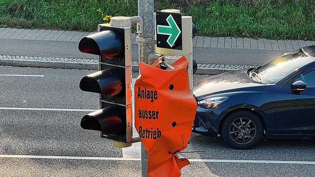 Ein grüner Blechpfeil ersetzt die Ampel für den Rechtsabbiegeverkehr. Aber viele Autofahrer kennen die Regel noch gar nicht.