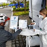 An der ersten Station heißt es: „Check-In“. Hier weist sich Jörg-Peter Rau, Mitglied der SÜDKURIER-Chefredaktion, aus und ...