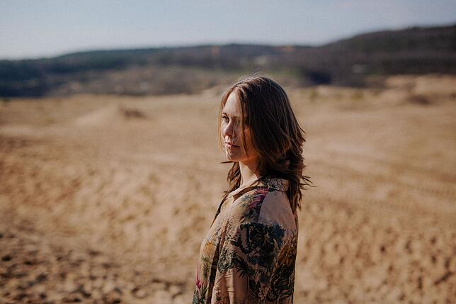 Die Lieder der Leipziger Singer-Songwriterin Karo Lynn sind typisch für das Indie-Folk-Genre.