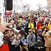Hunderte Mäschgerle kommen zu Narrenmarkt auf die Marktstätte und lassen es sich von unterschiedlichen Musikformationen &ndash; hier die ...