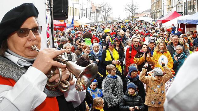 Hunderte Mäschgerle kommen zu Narrenmarkt auf die Marktstätte und lassen es sich von unterschiedlichen Musikformationen &ndash; hier die ...