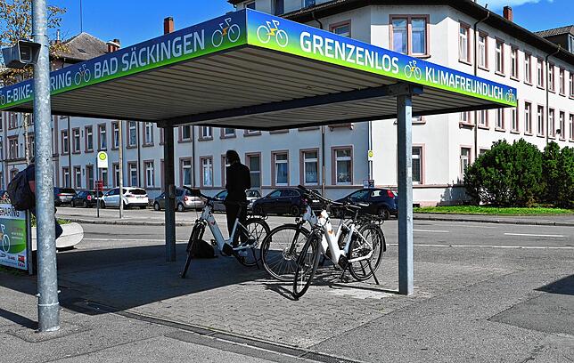 Wer ein E-Bike leihen möchte, findet am Bahnhof eine Leihstation.