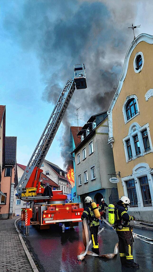 Die Feuerwehrmänner tragen Atemschutzgeräte.
