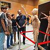 Besucher der Ausstellung „Der menschliche Körper – lernen von den Toten“ schauen sich im Jahr 2022 in Lauchringen eines der Präparate an.