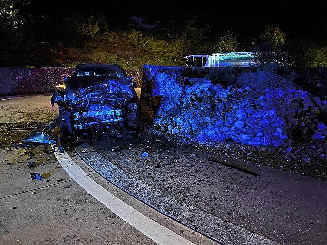 Das Auto der 32-jährigen Fahrerin. Aus noch ungeklärten Gründen kam die Fahrerin von der Straße ab, streifte ein Verkehrsschild und ...