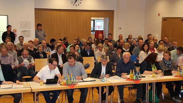 Rund 70 Besucher verfolgen die Entscheidung zum Windpark Bräunlingen: Mit großer Mehrheit stimmen die Stadträte für die Verpachtung. ...