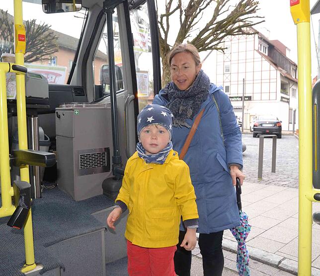 Lino und Corinna Viellieber zählten mit zu den ersten Fahrgästen beim Aktionstag – und sind begeistert von dem Angebot. Bild: Jörg ...