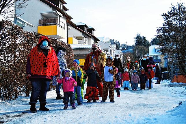 Die Gruppen warten auf den Beginn des kleinen Umzugs mit Narrenbaumstellen.