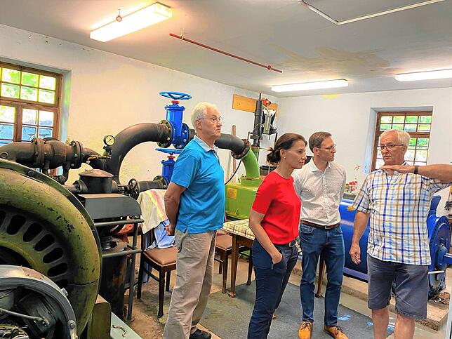 Rita Schwarzelühr-Sutter beim Besuch des E-Werks Wacht in Bernau. Rechts Betreiber Edwin Baur, neben ihm Bernaus Bürgermeister Alexander ...