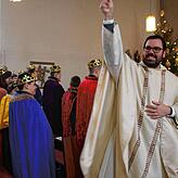 Beim Aussendungsgottesdienst segnete Vikar Francesco Durante Kreide, Weihrauch und die Sternsinger selbst.