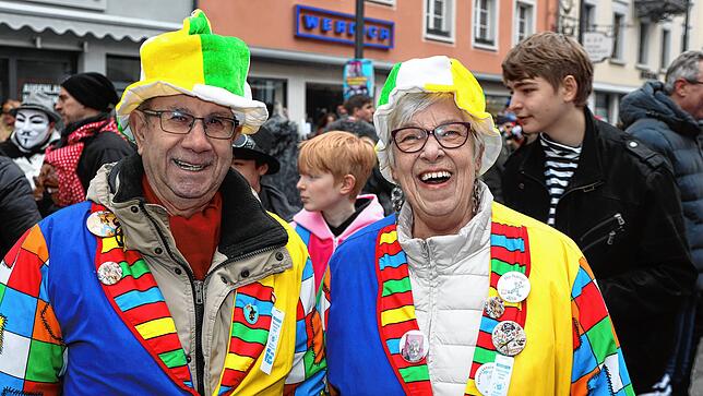Bild 16: Schmotziger Dunschtig: Auf der Marktstätte treffen sich die Narren und Hästräger