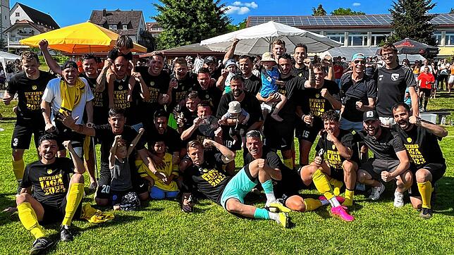 Die Mannschaft des FC Öhningen-Gaienhofen bejubelt die Bezirksliga-Meisterschaft.