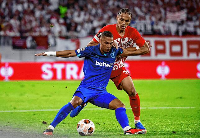 Freiburgs Kiliann Sildillia (r) und West Hams Thilo Kehrer kämpfen um den Ball.