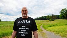 Christian Schöller ist in seiner Freizeit gerne in der Natur unterwegs. Seine Spaziergänge nutzt er mittlerweile, um Müll zu sammeln.