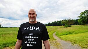Christian Schöller ist in seiner Freizeit gerne in der Natur unterwegs. Seine Spaziergänge nutzt er mittlerweile, um Müll zu sammeln.