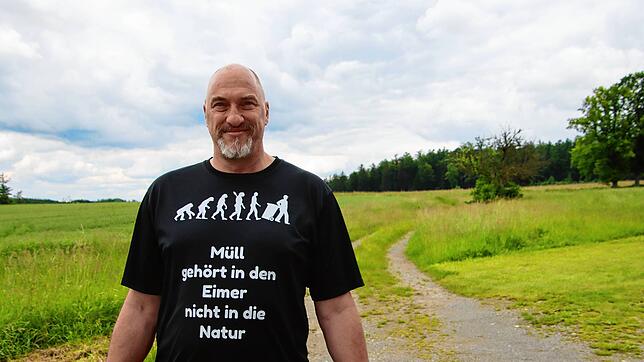Christian Schöller ist in seiner Freizeit gerne in der Natur unterwegs. Seine Spaziergänge nutzt er mittlerweile, um Müll zu sammeln.