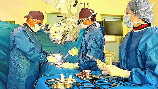 Chefarzt Sven Gläsker (von links) mit Assistenzarzt Anatolie Crihan und der operationstechnischen Assistentin Ann-Kathrin Behrendt ...