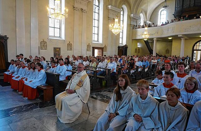 Pfarrer Ulrich Sickinger nimmt in seinem Abschieds- und Dankgottesdienst von Wegbegleitern würdigende und herzliche Worte und die besten ...