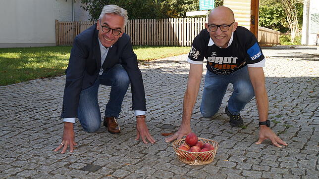 Bürgermeister Jürgen Stukle und Initiator Josef Baader (von links) bitten zum ersten Apfellauf am 3. Oktober. Anmeldungen sind in ...