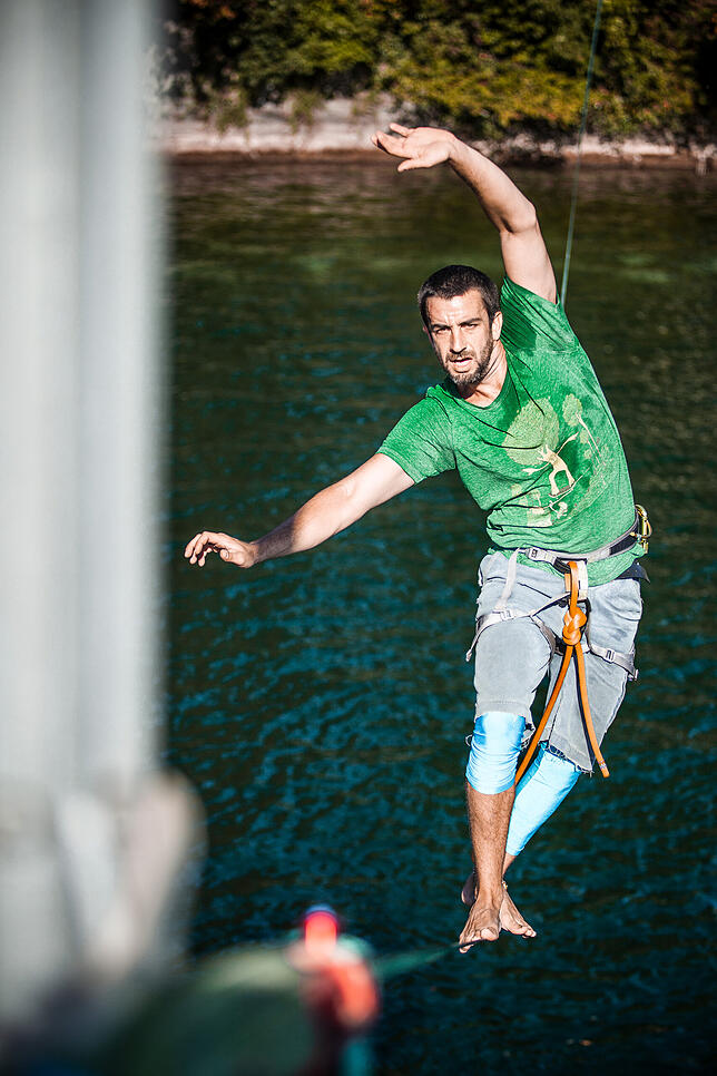Bild 8: Der Seiltänzer vom Seerhein: Er balanciert in acht Metern Höhe über das Wasser