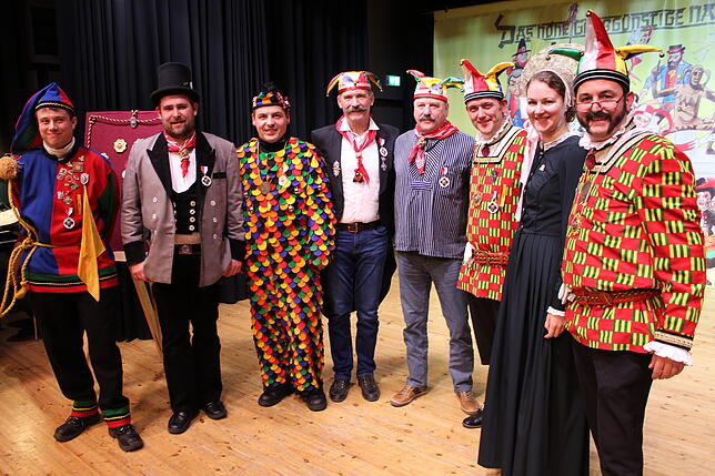 Ordensmeister Markus Vollmer (rechts) verlieh, assistiert von Regine Lempp, die Hans-Kuony-Medaille an (von links): Fabian Dreher, ...