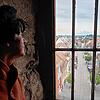 Stadtführer Klaus Richter in historischem Gewand blickt aus dem Turm des Oberen Tores über die Stadt Villingen mit der Oberen Straße.