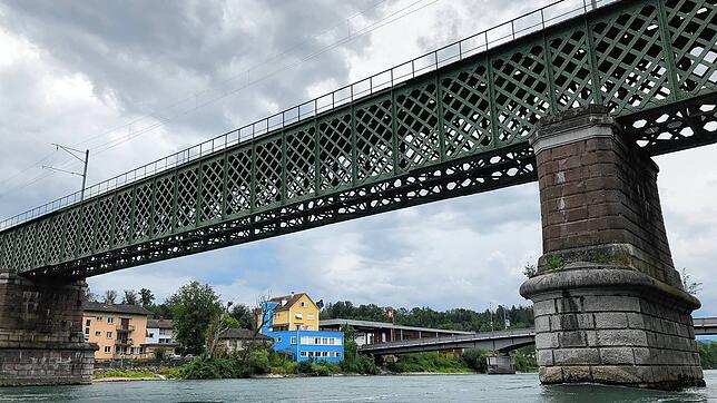 Die Eisenbahnbrücke zwischen Waldshut und Koblenz ist die älteste noch existierende Rheinquerung für den Schienenverkehr. Nach 164 ...