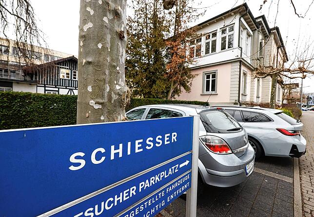Autos parken vor dem Schiesser-Stammsitz in Radolfzell am Bodensee. Eine Wäscheproduktion gibt es hier schon lange nicht mehr. Das ...