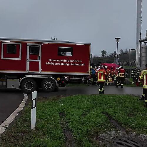 Ein Container für die Einsatzkräfte zum Aufenthalt wird abgeladen