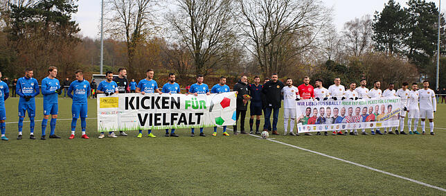 Beide Teams setzten vor dem Anpfiff ein Zeichen für die Vielfalt.